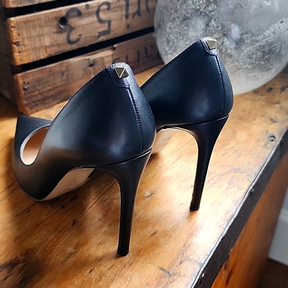 Valentino Black Leather Classic Single Stud  Heeled Pump - Picture 4 of 10